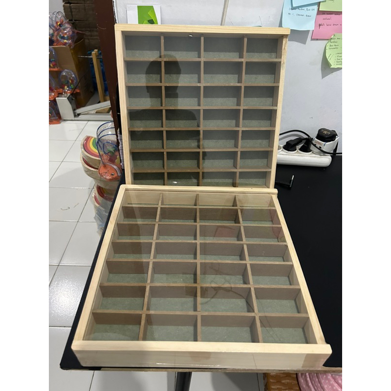 Rak Hot Wheels isi 28 Slot Bahan Kayu Dengan Penutup