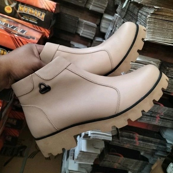 Sepatu kulit Boots wanita medali limited Edition tampil lebih keren