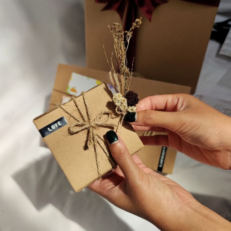 

Label Emboss Custom TERMURAH | Timbul nama karakter kardus packing hampers natal lebaran