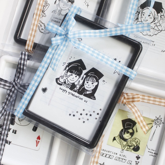 Kado Ilustrasi Doodle Unik Lucu Wisuda Sidang Anniversary Ulang tahun/Birthday dengan Figura