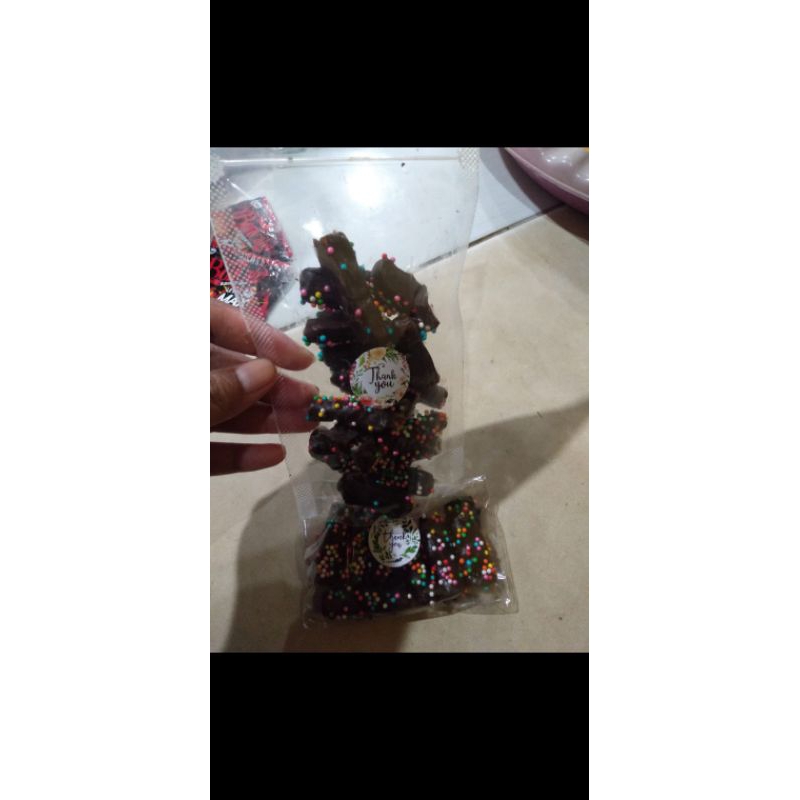 

snack stik rainbow varian rasa coklat dan stroberi