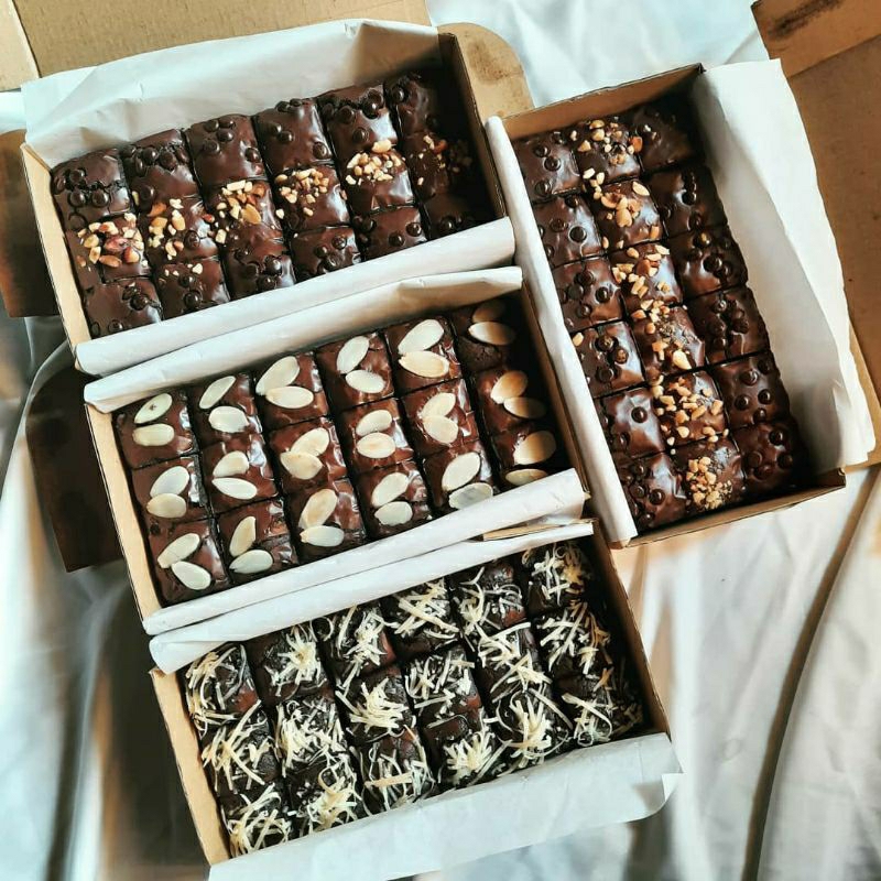 

FUDGY BROWNIES 20x10