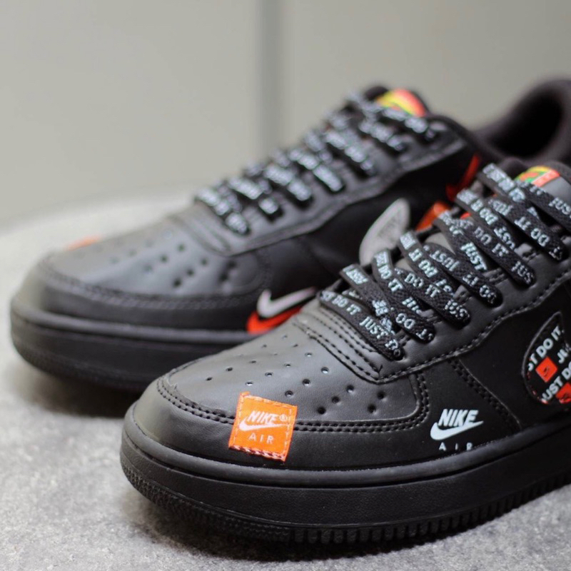 SEPATU HITAM PRIA DAN WANITA NK3 A!R FORC3 1 JUST DO IT SNEAKERS KASUAL GAYA MASA KINI TERLARIS BUAT SEPATU TONGRONGAN ANTI SLIP ANTI LICIN KELUARAN TERBARU