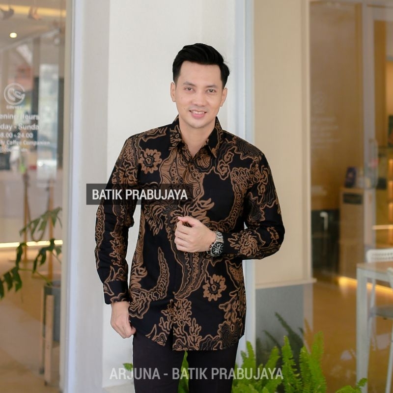 ARJUNA Kemeja Batik Slimfit Pria Modern Premium Lengan Panjang Terbaru - Baju Hem Batik Pria Hitam Tangan Panjang Cowok Kondangan Pesta Kerja