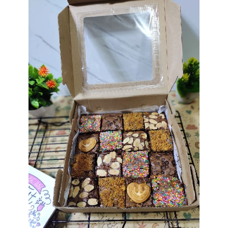 

Mix Fudgy Brownie 20*20 | Custom topping