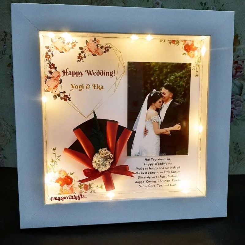 

Kado Nikah / Wedding Gift / Kado Pernikahan / Pop Up Buket Edel wis / Bunga Kering / Bunga Abadi / Flowers in Frame / Frame 3D LED / Bingkai Lampu / Kado Spesial / Kado Unik / Kado Mewah / Hampers Wedding / Kado Hampers