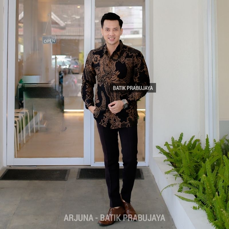 ARJUNA Kemeja Batik Slimfit Pria Modern Premium Lengan Panjang Terbaru - Baju Hem Batik Pria Hitam Tangan Panjang Cowok Kondangan Pesta Kerja