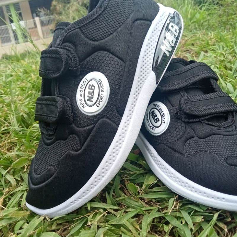 Sepatu sneaker imfort hitam putih awet murah