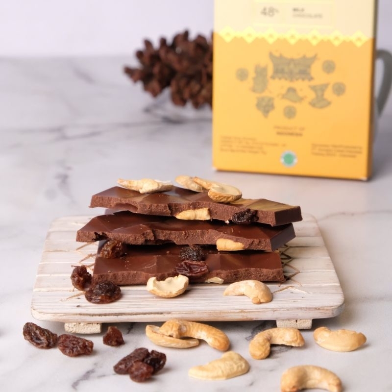 

LILE CHOCOLATE Sumatra Milk Chocolate 48% Cashew & Raisin Bar 70gr