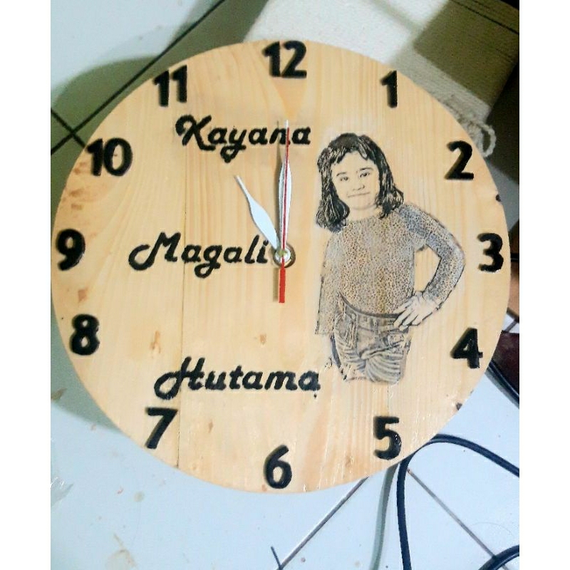 Jam dinding kayu (custom nama dan foto)
