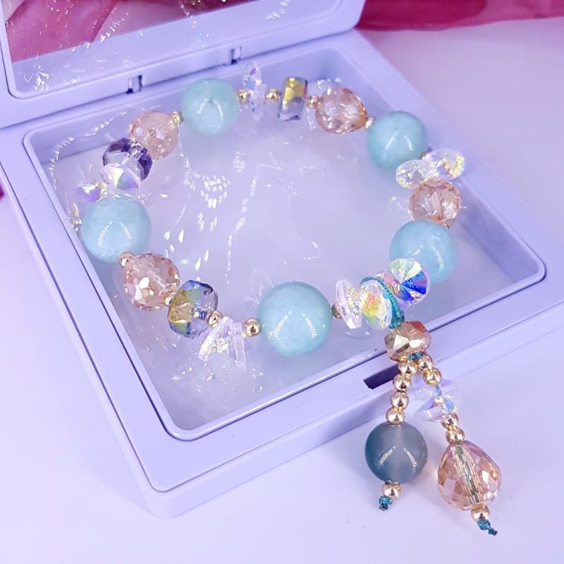 Gelang kristal semi swaroski fashion serut,sudah ikut box,warna bening bling bling ya, bewarna jika kena cahaya