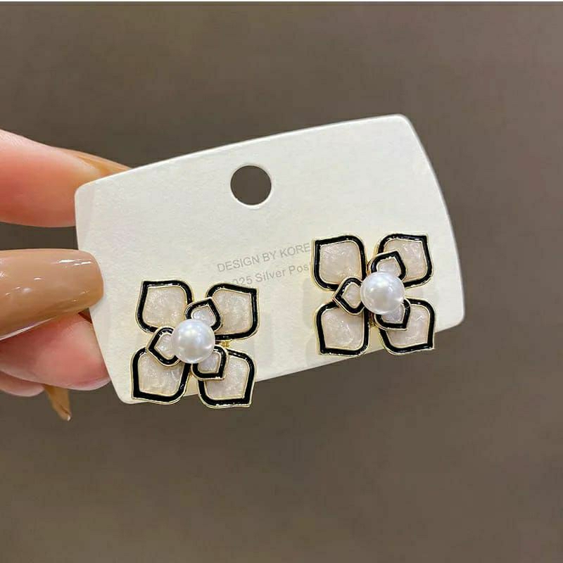 Anting Wanita Tusuk CASANDRA/Aksesoris Fashion