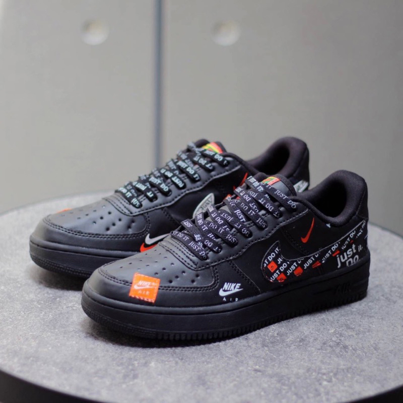 SEPATU HITAM PRIA DAN WANITA NK3 A!R FORC3 1 JUST DO IT SNEAKERS KASUAL GAYA MASA KINI TERLARIS BUAT SEPATU TONGRONGAN ANTI SLIP ANTI LICIN KELUARAN TERBARU