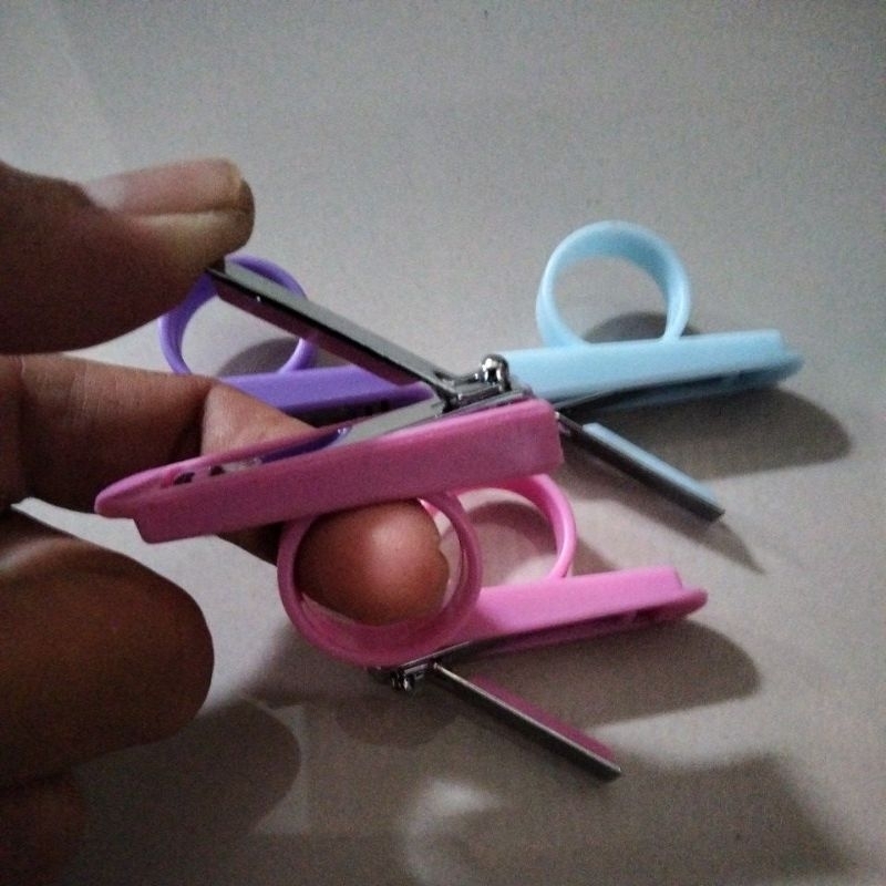 Potong kuku karakter