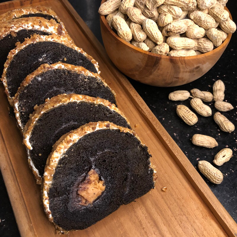 

Bolu Gulung Medan WhenCake Rasa Coklat Peanut Butter (Panjang)
