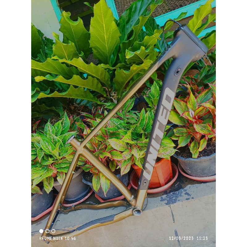 united clovis 7.10 size M like new 29er