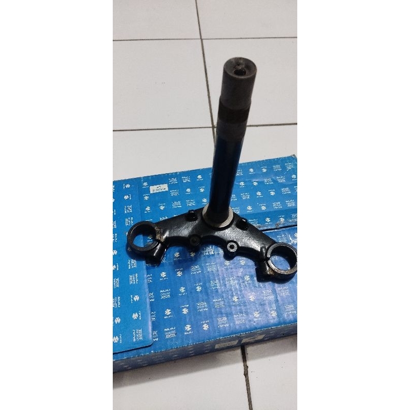 segitiga bawah shock depan pulsar 135