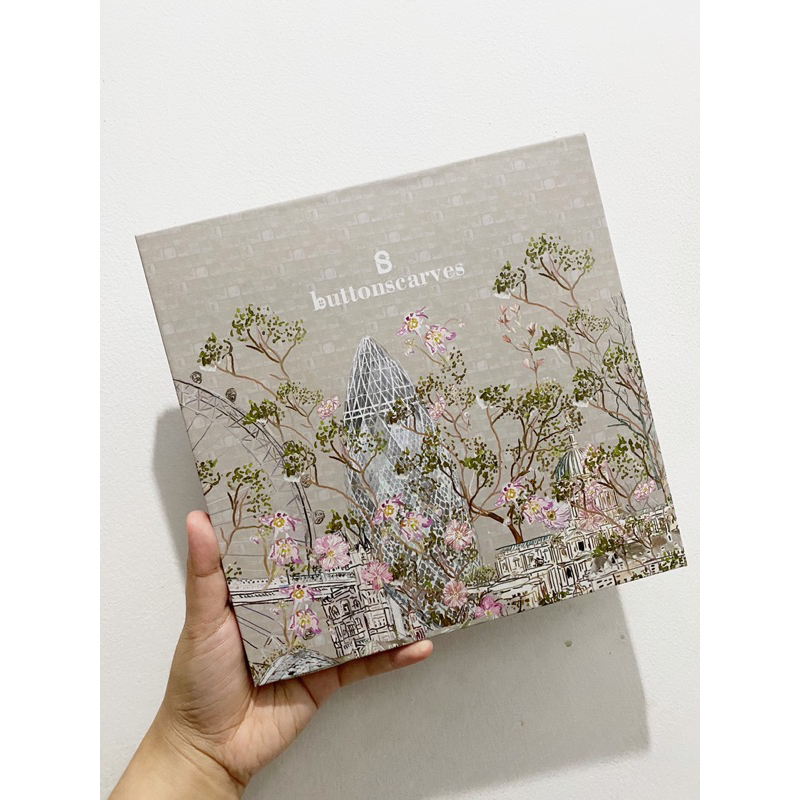 PRELOVED BUTTONSCARVES BRITISH ASH