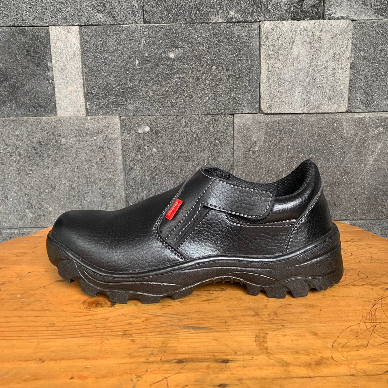 sepatu safety slip on ujung besi pria kerja proyek lapangan dinas bahan kulit sintetis premium