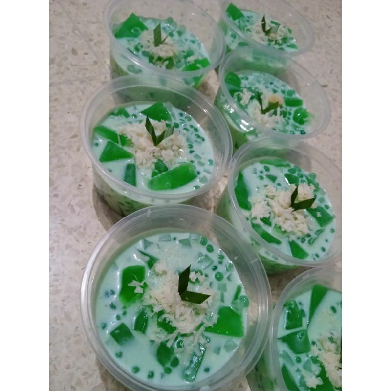 

dessert drink buko pandan 300ml creamy pandan (nutrijell , mutiara , nata de coco , degan kelapa , keju creamy)