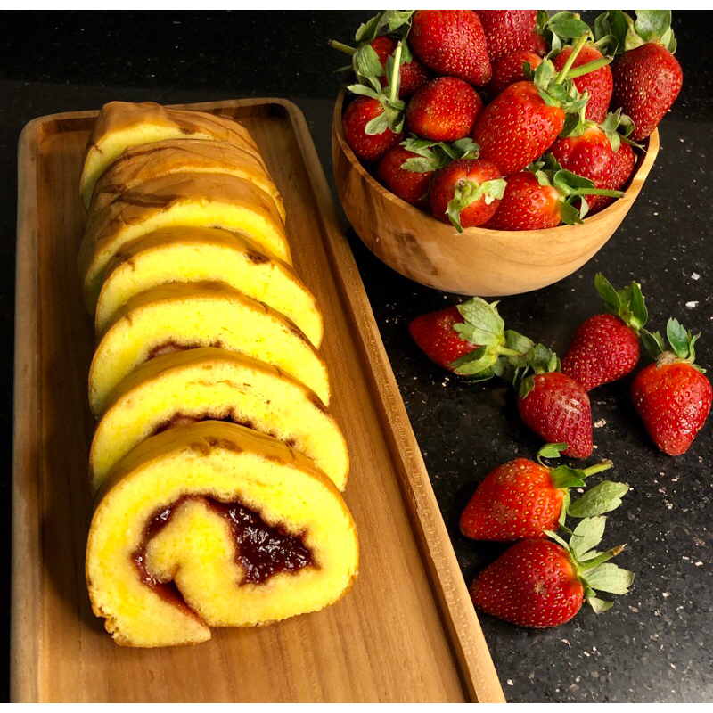 

Bolu Gulung Medan WhenCake Rasa Strawberry (Panjang)