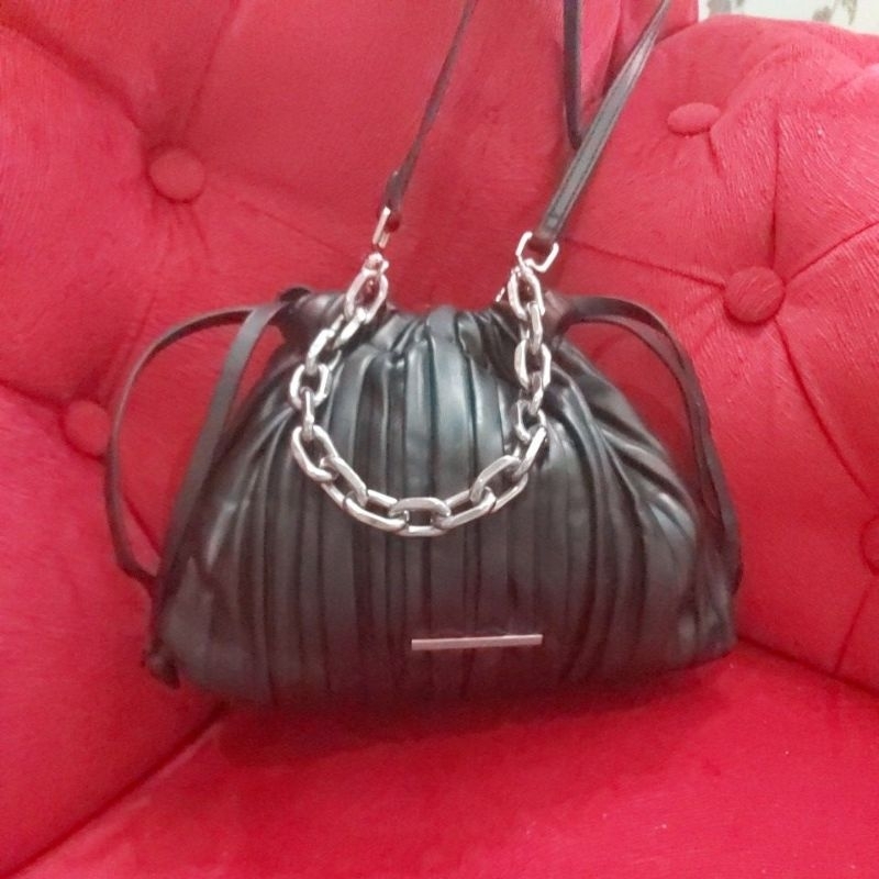 Tas pesta serut Sling charles & keith