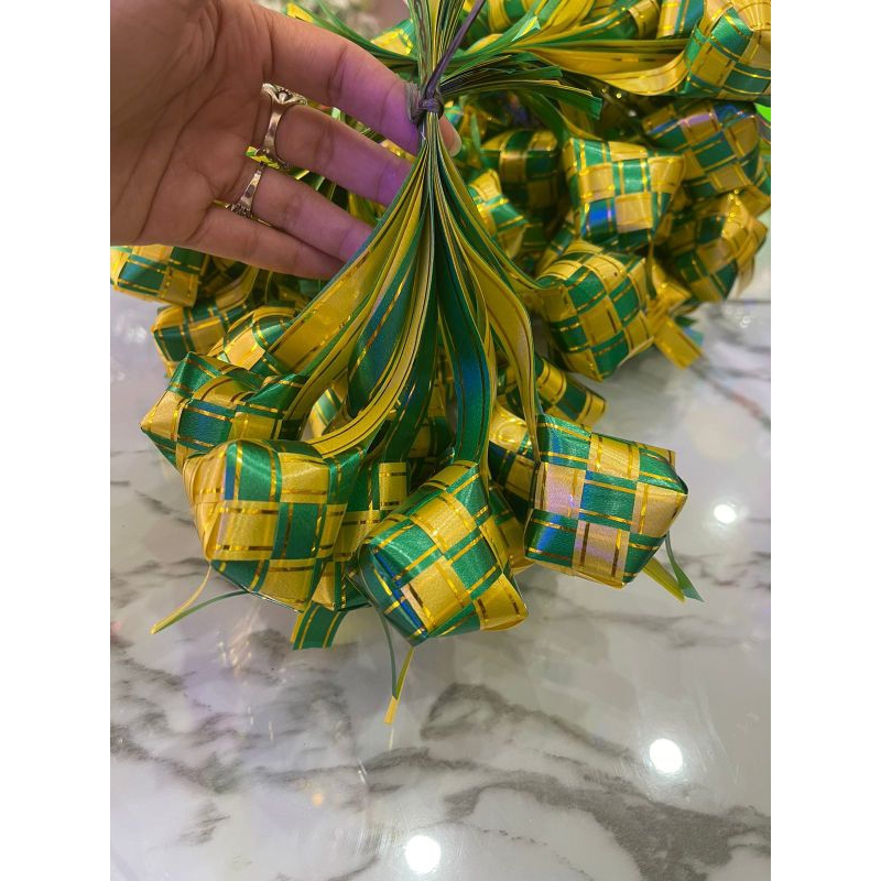 

Ketupat hias pita plastik/Hiasan parcel lebaran