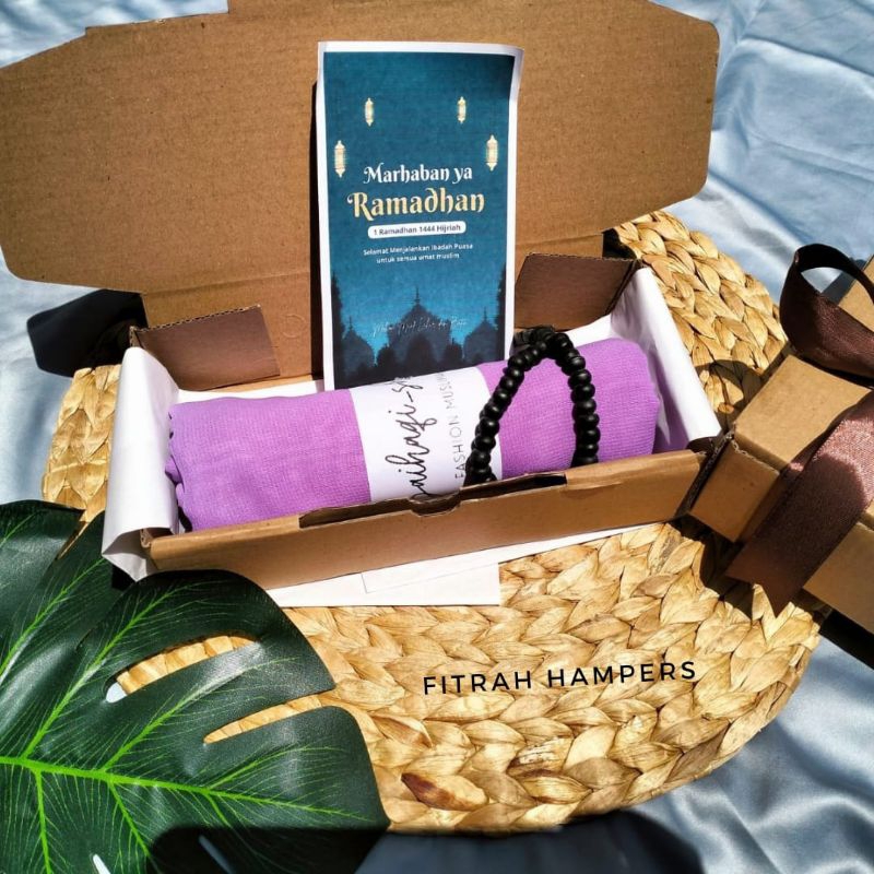

hampers hijab segi empat//kado ulang tahun//sovenir pernikahan// kado hadiah 17 agustusan