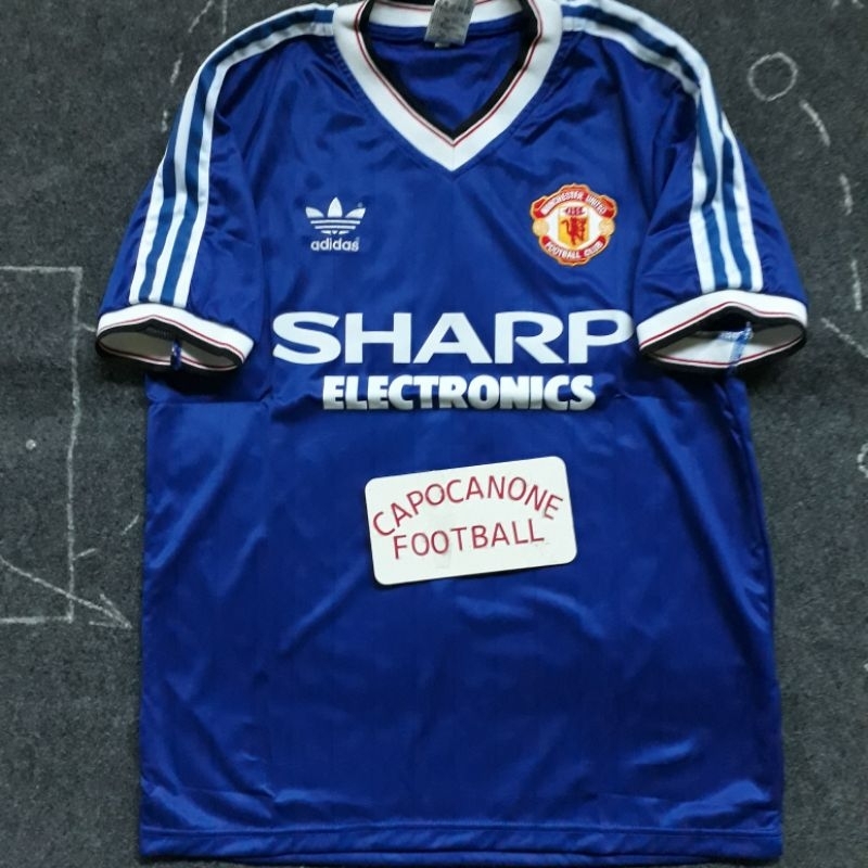 BAJU JERSEY EMYU MANCHESTER UNITED RETRO 1982 1983 1984 1981 82 83 84 81 3rd BLOKECORE SKENA