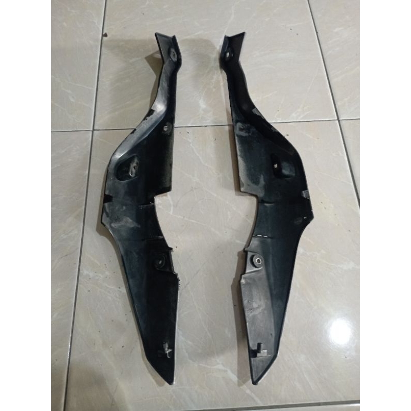 COVER SAMBUNGAN BODY BELAKANG YAMAHA JUPITER Z1 ORI 1YD