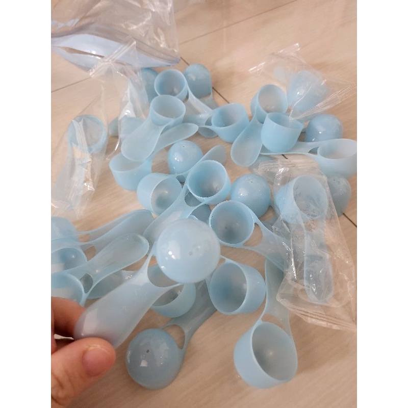 sendok susu takar s26 biru muda