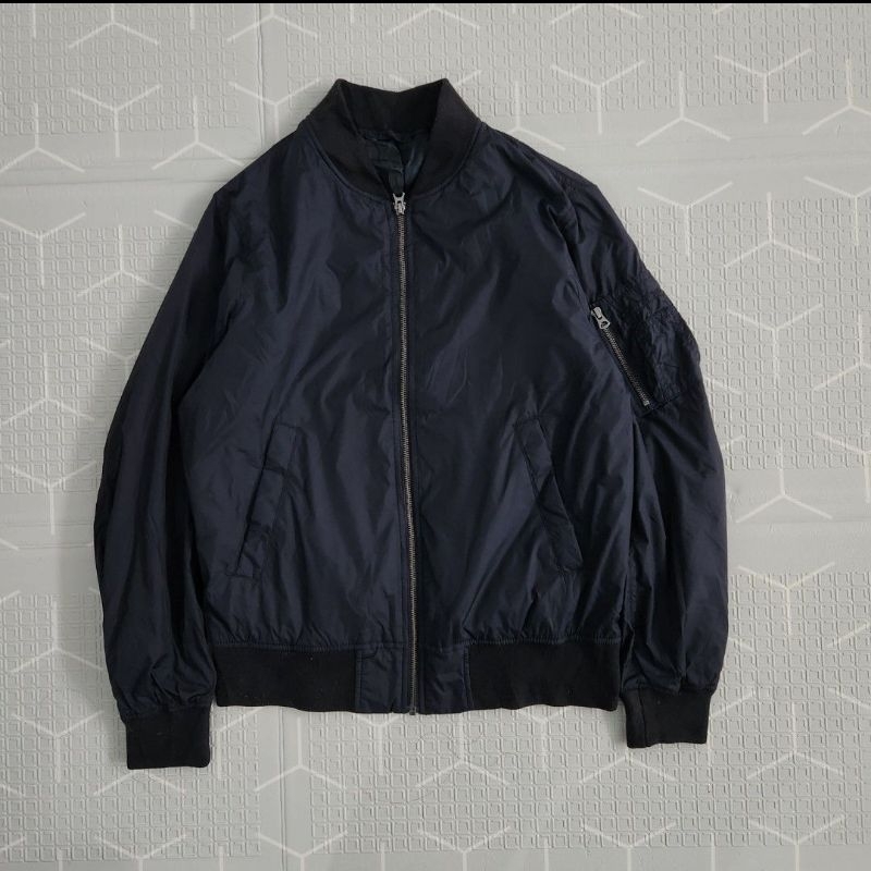 bomber uniqlo hitam