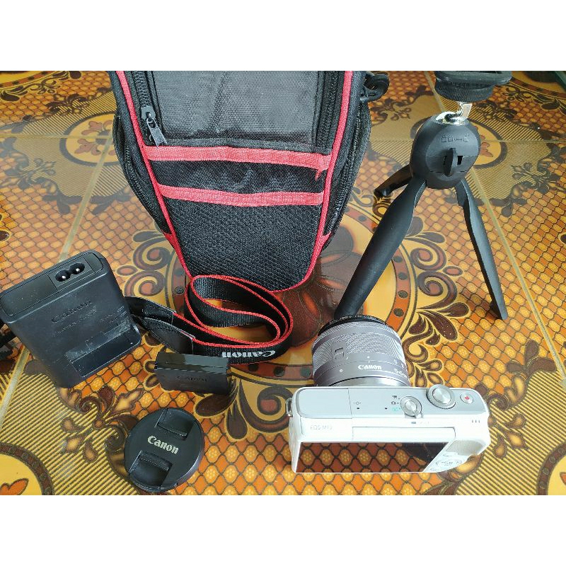 kamera mirrorless Canon M10 plus tripod