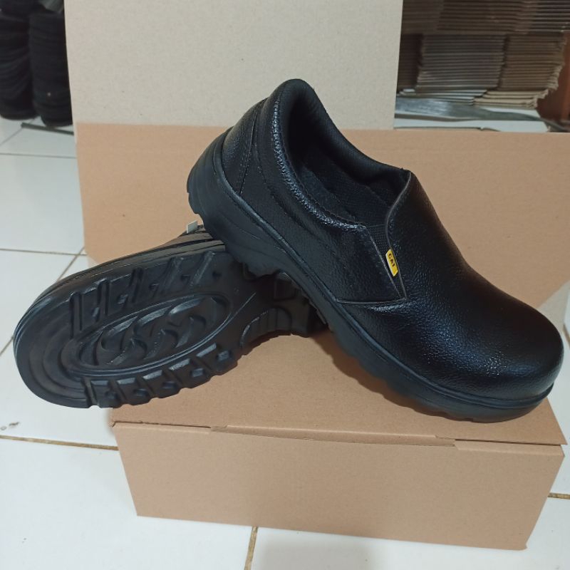 sepatu safety pria ujung besi slip on bahan kulit import anti slip