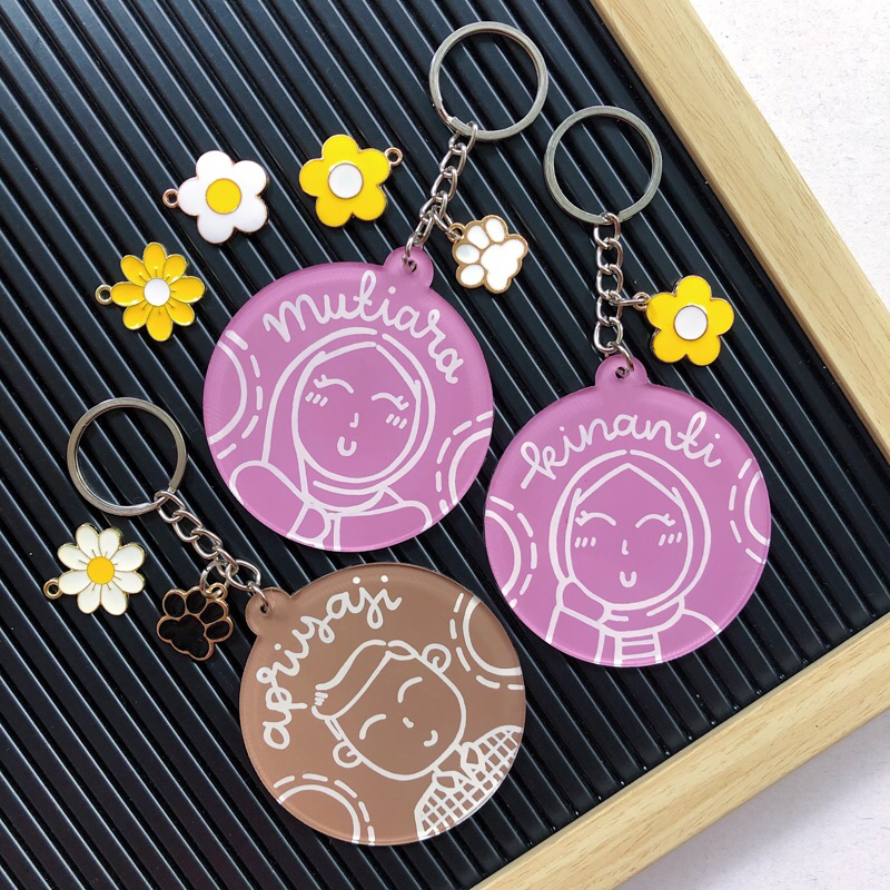 Keychain Doodle (6cm) • KADO ULTAH, WISUDA, ANNIVERSARY, WEDDING, ENGAGEMENT