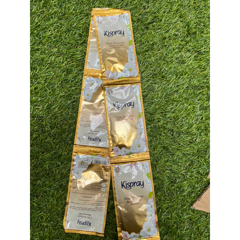 Kispray Gold 1 Renceng Isi 12 Sachet | Pewangi Pelembut Pakaian Murah