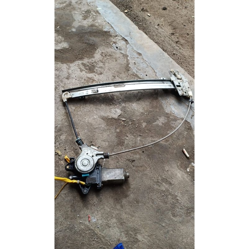 regulator power window kanan belakang Baleno 97/98