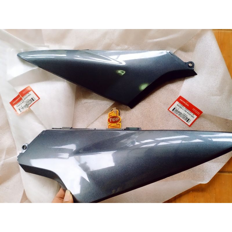 Cover  Body Bodi Sambungan Body Belakang Kanan Kiri Honda Supra X 125 Batman Silver Abu Abu 64380-KT