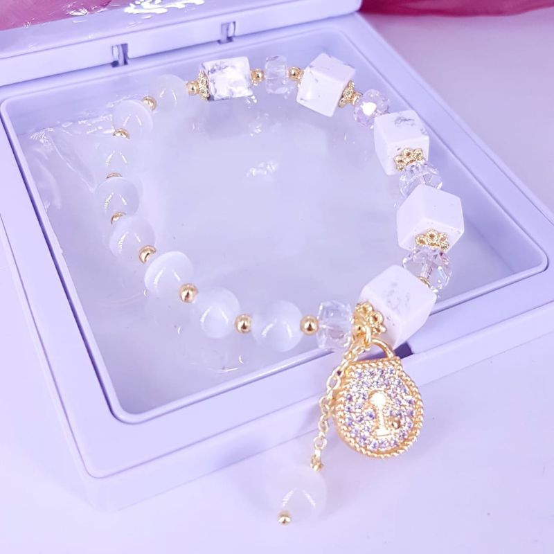 Gelang kristal semi swaroski fashion serut,sudah ikut box,warna bening bling bling ya, bewarna jika kena cahaya