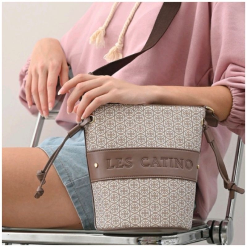 Tas Selempang Les Catino Tatiana Bucket Monogram Warm Taupe/22