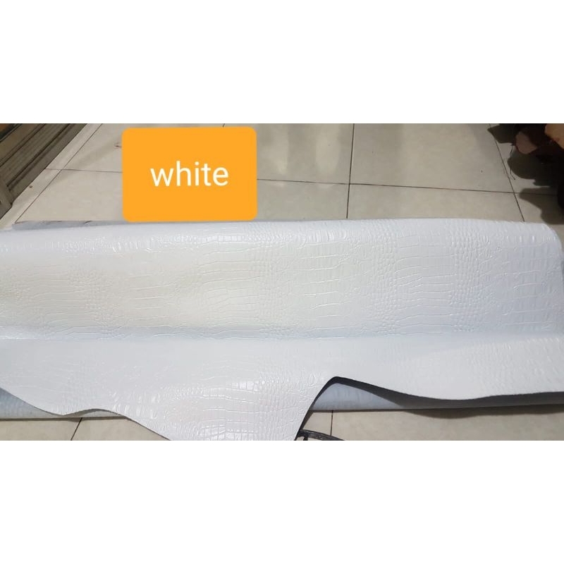 Bahan Kulit Sapi asli lembaran motif cetak buaya warna Putih Susu/ Milky white