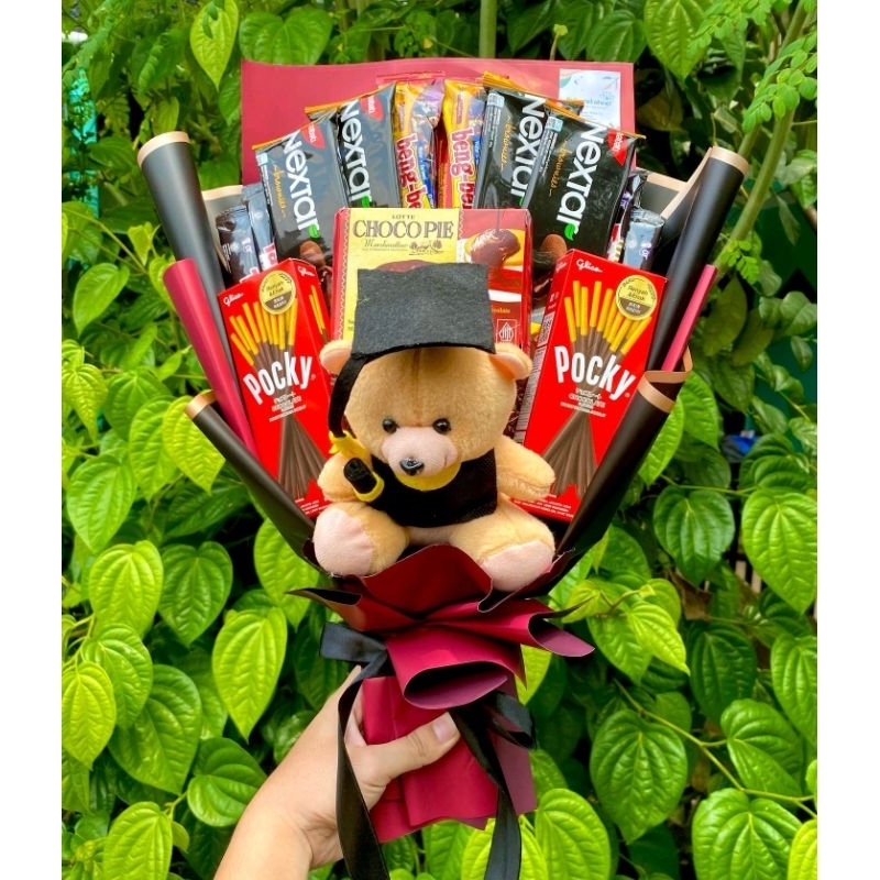 BUKET SNACK PREMIUM CHOCOPAI BONEKA WISUDA ELEGAN MERAH HITAM KERTAS CELLOPHANE / BUKET SNACK MEWAH / BUKET SNACK MENARIK / BUKET SNACK HADIAH WISUDA / HADIAH SIDANG / WEDDING / ANNIVERSARY / HADIAH PACAR / JAJANAN / BINGKISAN / SIDANG SKRIPSI /