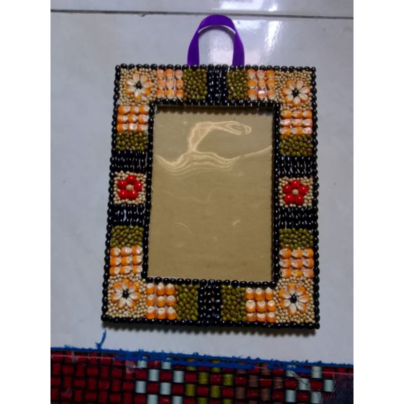 pigura kolase biji bijian