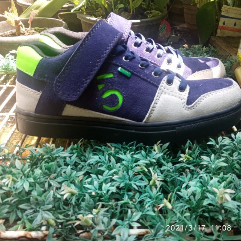 sepatu gowes kulit