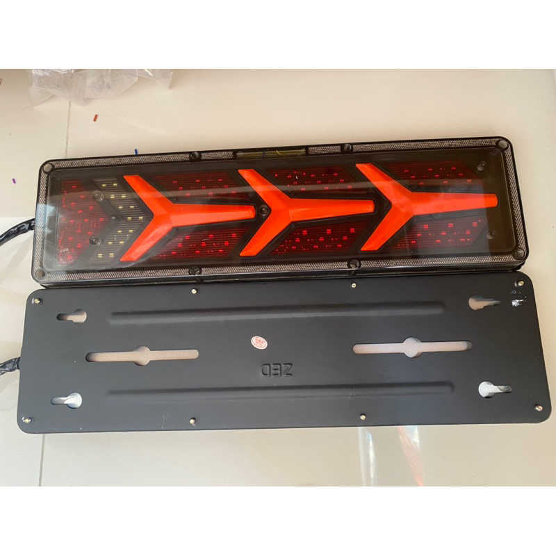 Lampu Truk Stop Lamp Truk 24 Volt Model 3 Panah Smoke