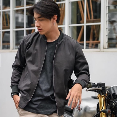 Jaket Bomber Kanvas Premium untuk Pria Desain Elegan dengan Bahan Berkualitas Tinggi