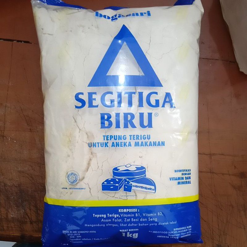 

tepung terigu segitiga biru kemasan ekonomis 1 kg dan 500 gr