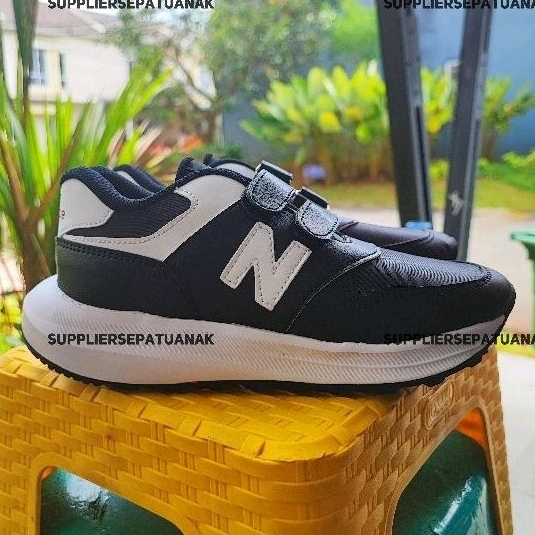 sepatu sneakers anak kids cewek cowok sekolah nb new balance running velcro perekat hitam putih 33-3