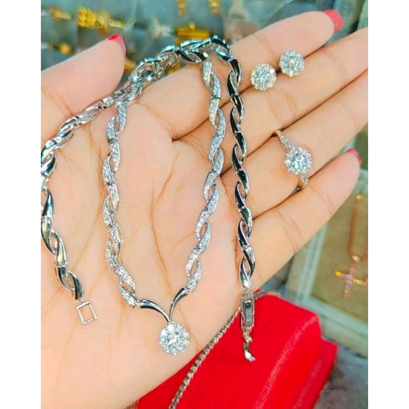 Set perhiasan replika berlian