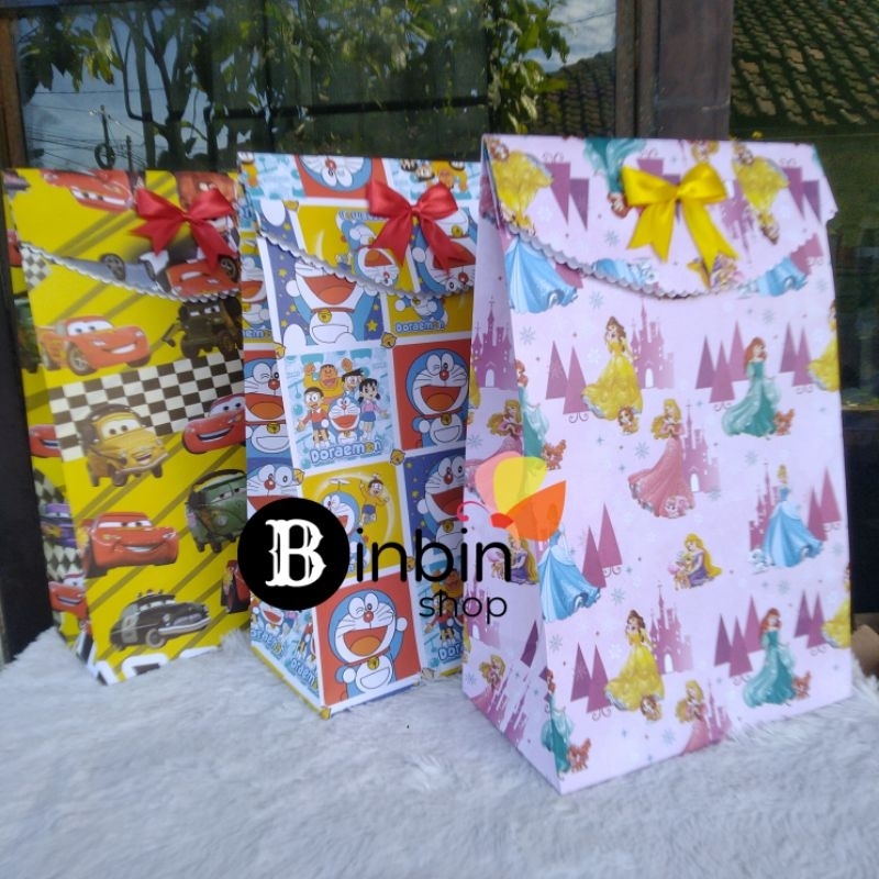 

PILIH MOTIF!!! Paperbag Besar Motif Karakter / Paperbag Kertas Kado